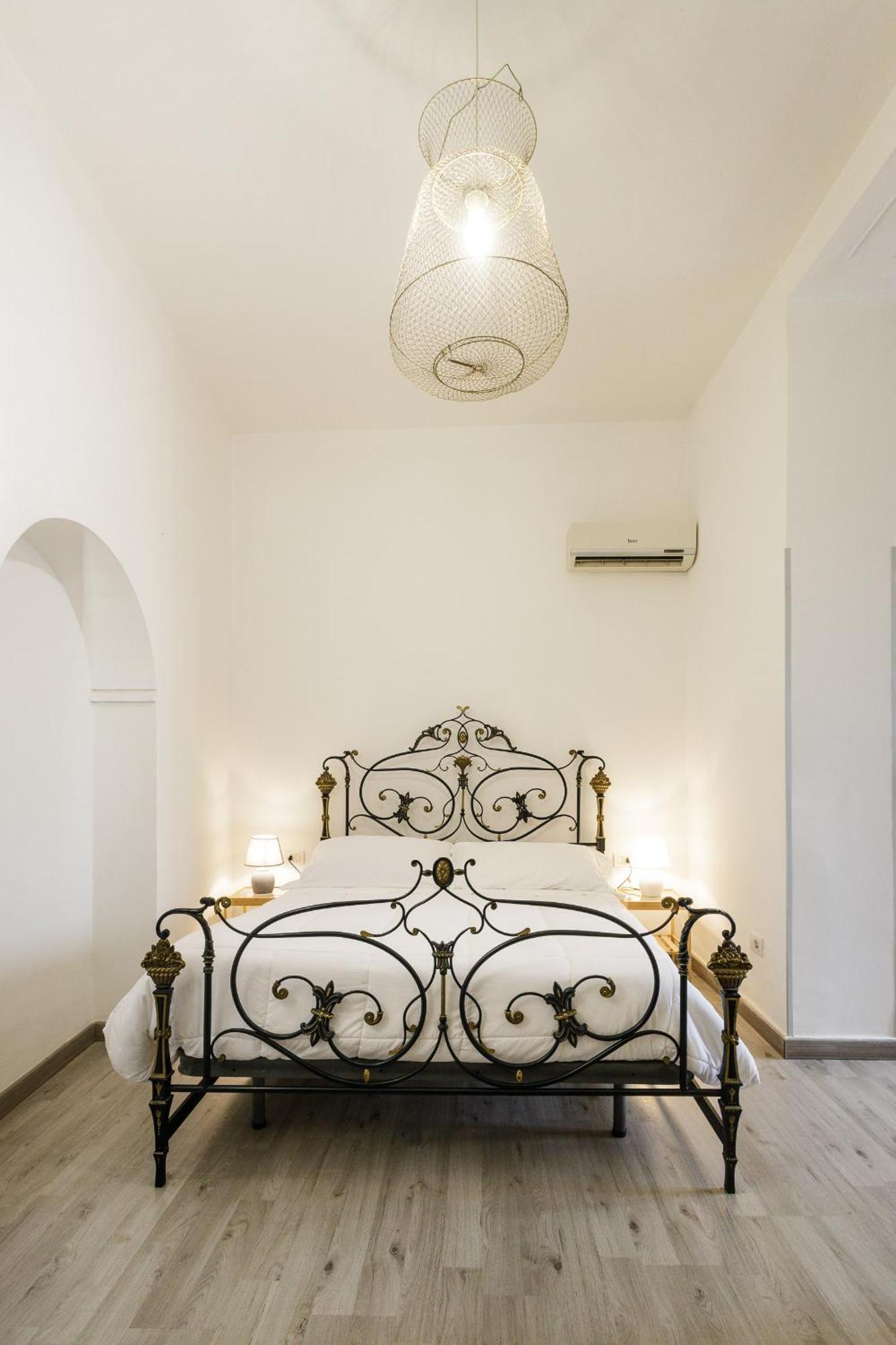 Civico13 Bed & Breakfast เนเปิลส์ ภายนอก รูปภาพ