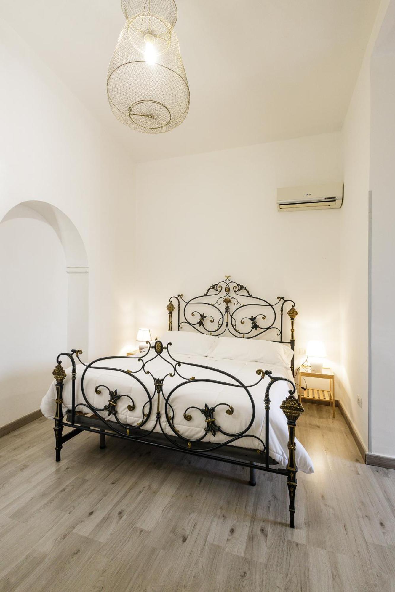 Civico13 Bed & Breakfast เนเปิลส์ ภายนอก รูปภาพ